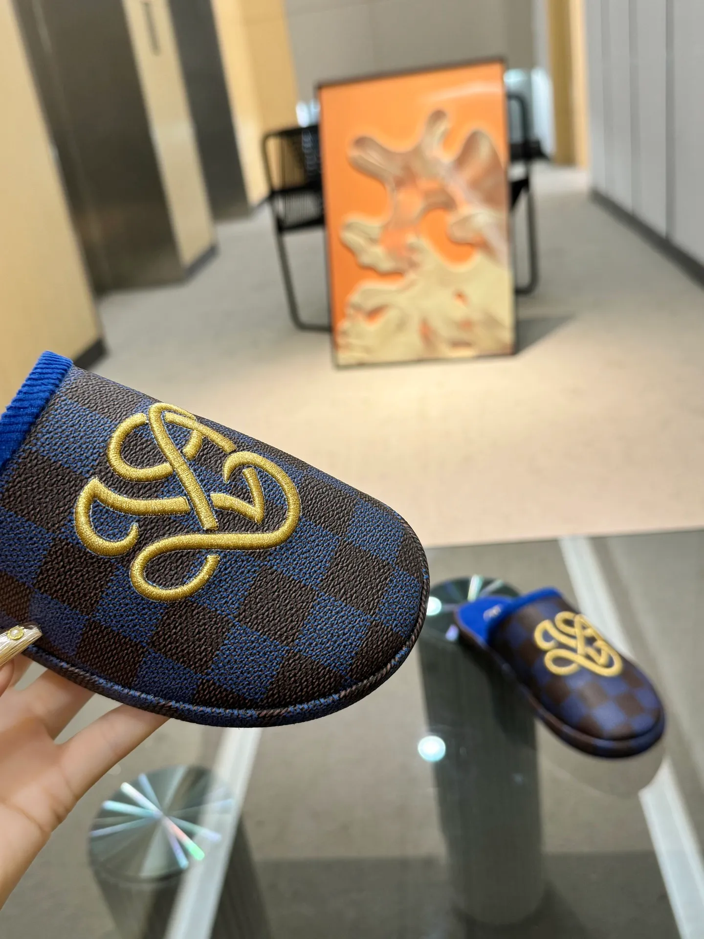 👟👟Ex-factory price 320👟👟 The 2024 couple’s counter features the latest hard goods of LV and Loewe co-branded slippers🆕 ✿Purchase level! Full of high-end feel! A popular model among bloggers at home and abroad, it’s retro and fashionable and looks amazing on your feet! Official website main recommendation code number 35-46